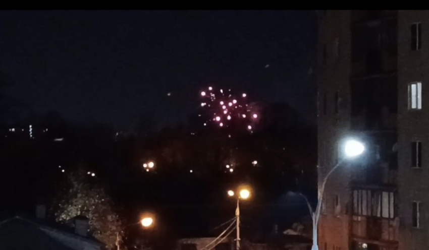 Во всех районах Краснодара запустили фейерверки в новогоднюю ночь