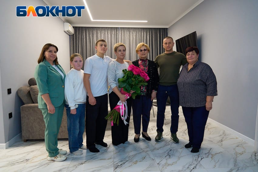 Депутаты Гордумы поздравили семью Шаромовых с Днем матери