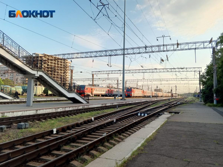 Из-за массовой атаки БПЛА задержались десятки поездов в Краснодарский край