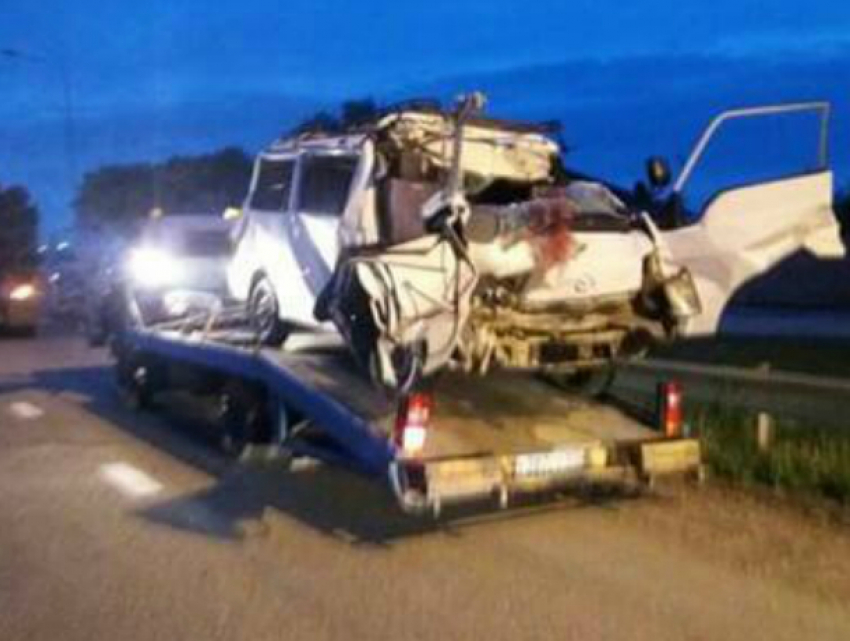 В Абинском районе произошло смертельное ДТП: микроавтобус столкнулся с фурой