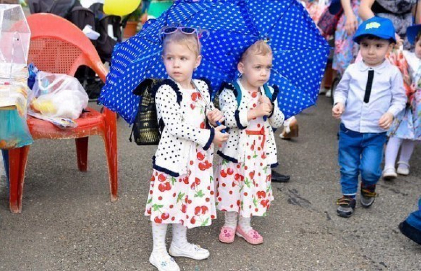 Парад близнецов покорил Краснодар одинаковыми лицами и нарядами