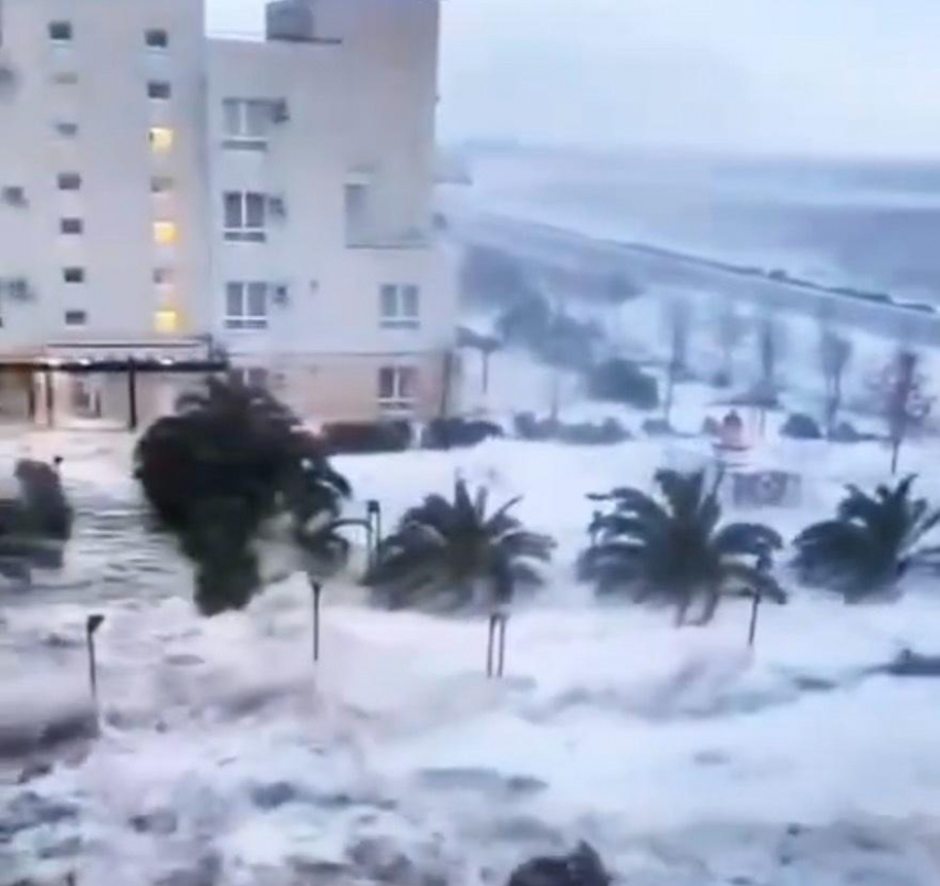 Страшные видео разрушений от урагана и шторма в Краснодарском крае