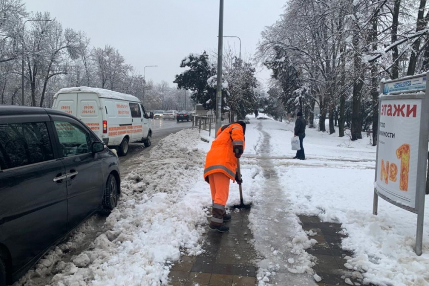 Более 600 человек в Краснодаре отчищают тротуары от снега и льда 