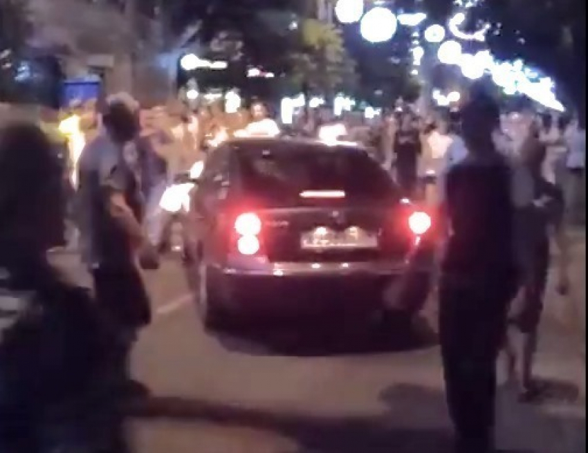 В Краснодаре водитель на автомобиле с красивым номером проехал по Красной, невзирая на толпу пешеходов