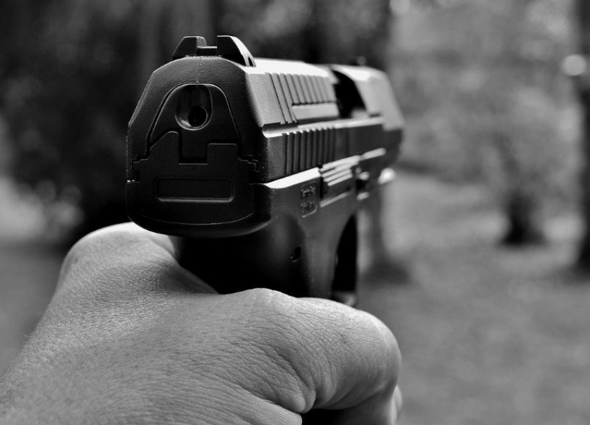 В Краснодаре возле КубГАУ мужчина открыл стрельбу из пистолета