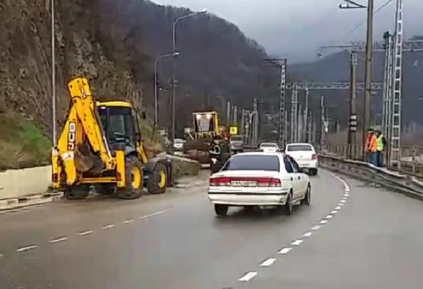 В Туапсинском районе на трассу сошёл оползень