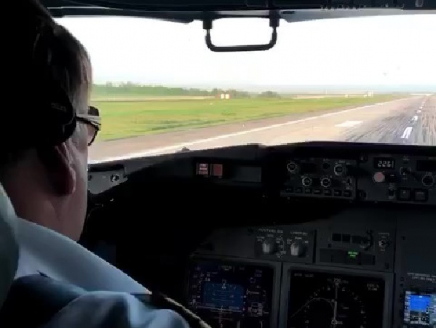 Напряженное приземление в Краснодаре сняли пилоты