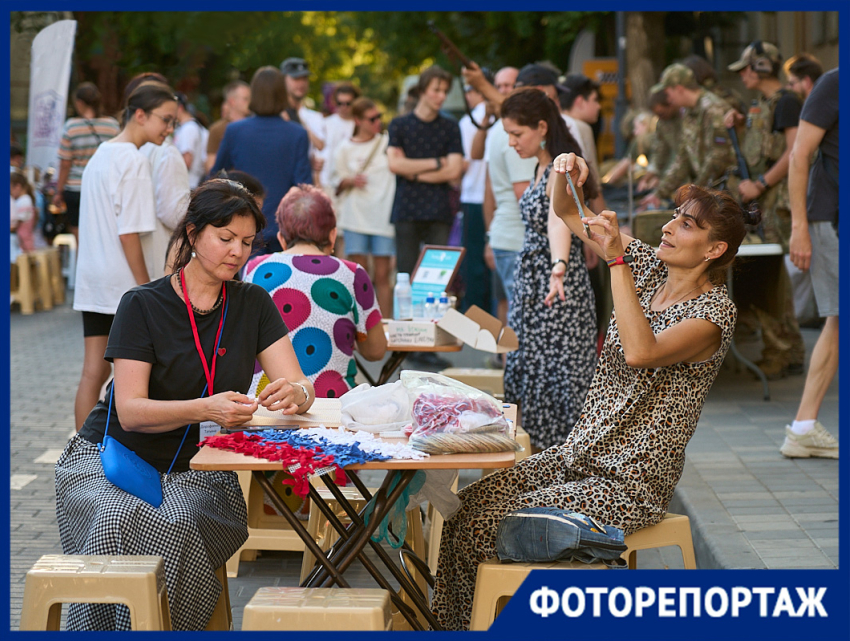 Триколор из лент и выставка оружия: как в Краснодаре отметили День Государственного флага