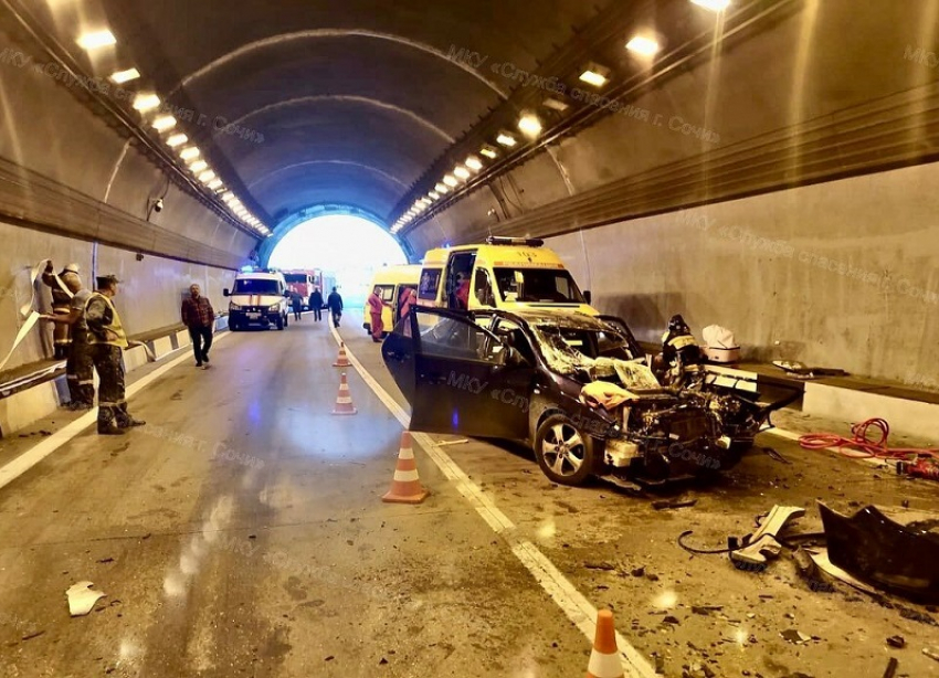 В жестком столкновении четырех машин в сочинском тоннеле пострадали шесть человек