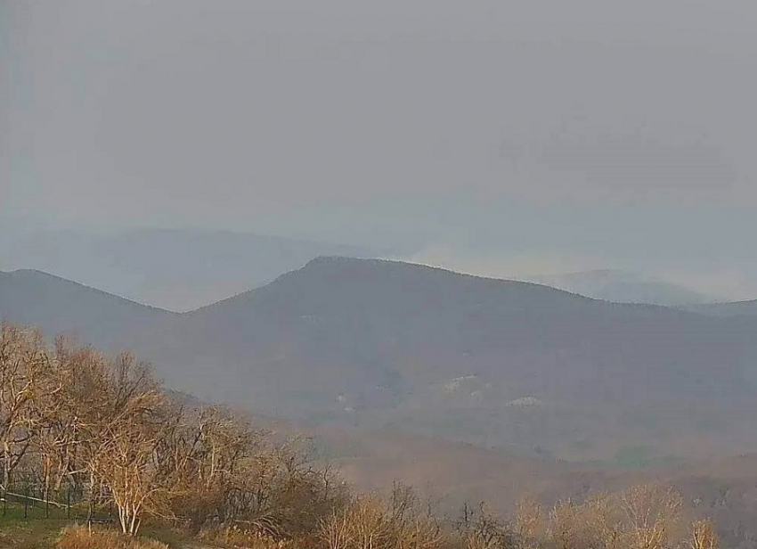 Сразу три пожара уничтожают лес в Краснодарском крае