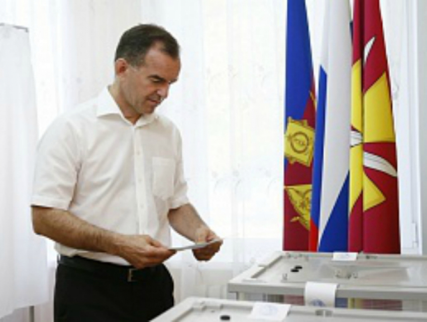 Губернатор Кубани приехал на участок для голосования вместе с семьей