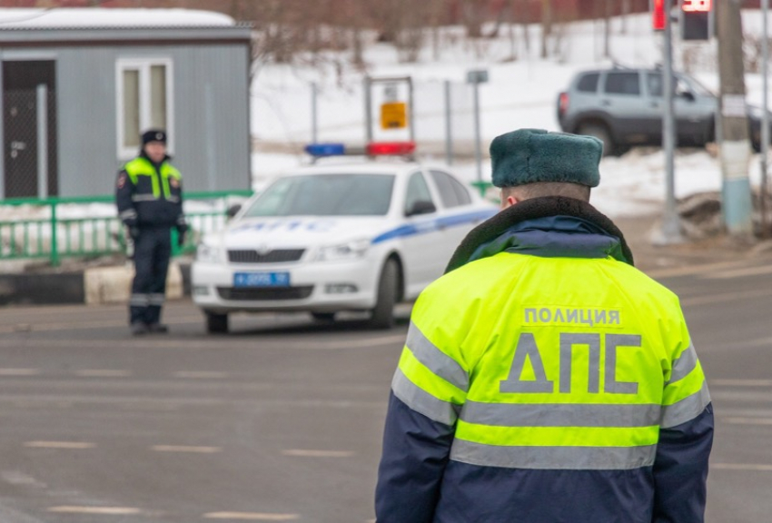 Напавшего на полицейского мужчину оттащили прохожие на Кубани