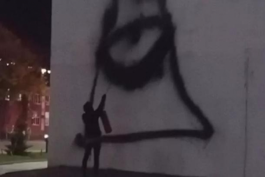 Полиция Краснодара нашла возможного автора граффити на стене мэрии