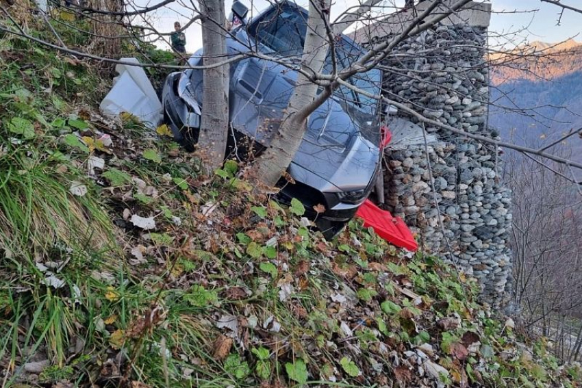 В горах Сочи кабриолет столкнул женщину в обрыв со смотровой площадки