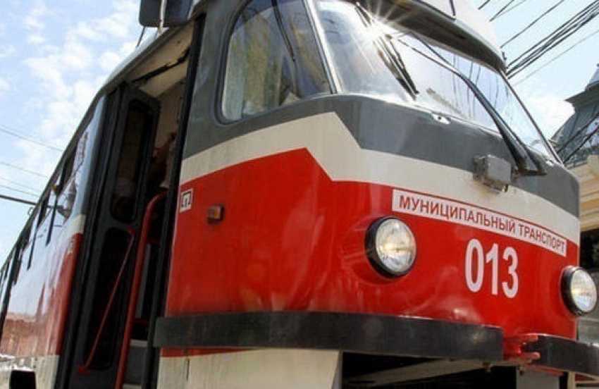 В Краснодаре столкнулись трамвай и две иномарки 