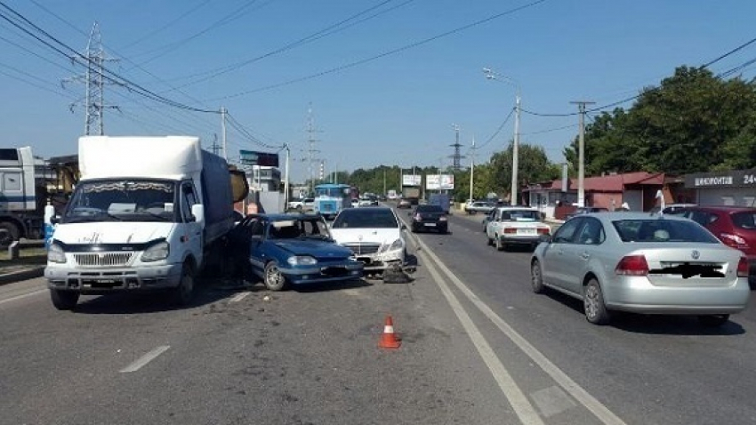 ДТП в Краснодаре: столкнулись четыре автомобиля 