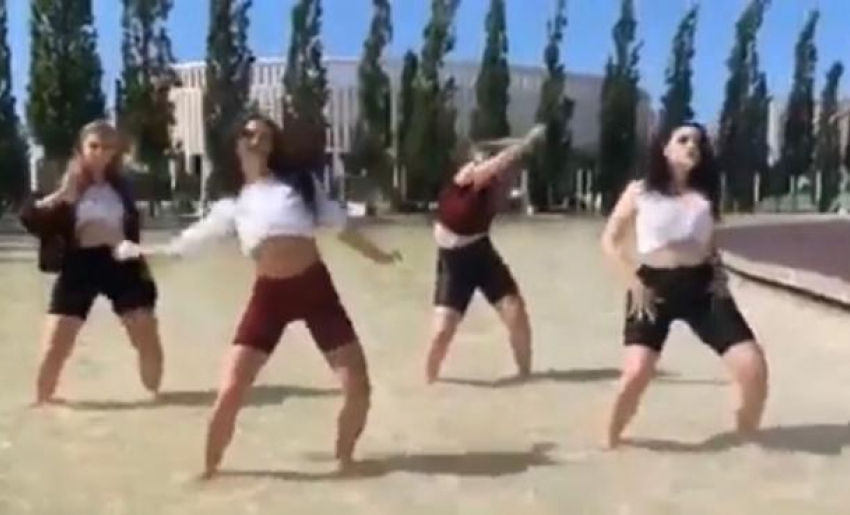 Жаркие танцы устроили четыре девушки в парке «Краснодар»