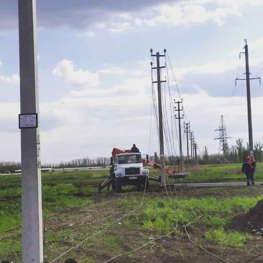 Энергетики оперативно восстановили три опоры ЛЭП, сбитые экскаватором в Динском районе