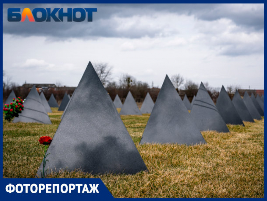 На кладбище ЧВК «Вагнер» под Горячим Ключом установили пирамиды-надгробия