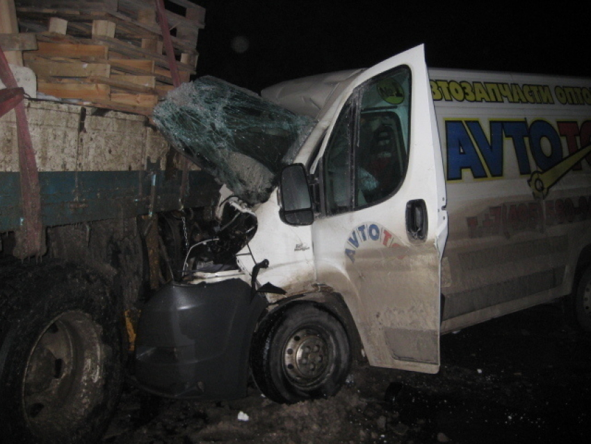 В Абинском районе микроавтобус на скорости врезался в грузовик