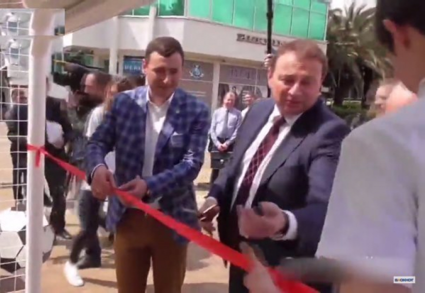 «Ты что, в телевизор хочешь?»: Мэр Сочи приревновал волонтера к телекамерам 