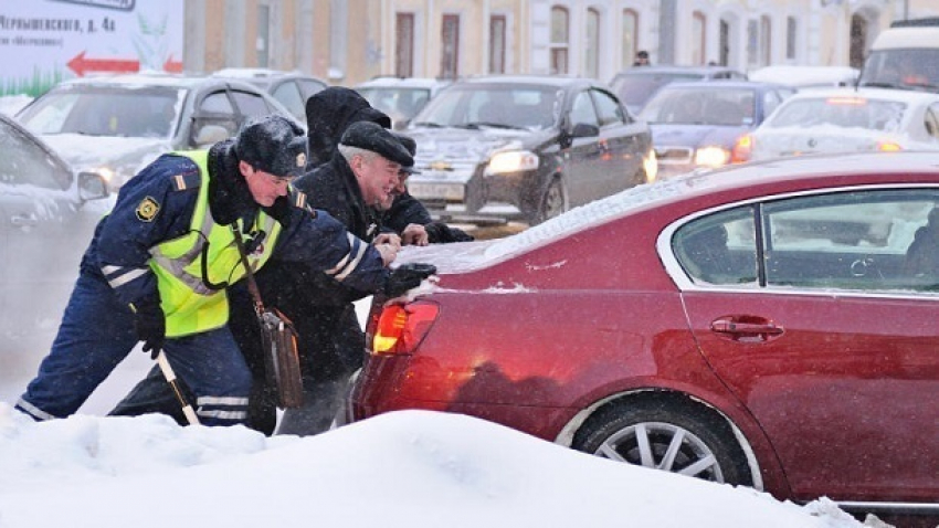 Сильнейший снегопад парализовал движение на Мамайском перевале в Сочи 