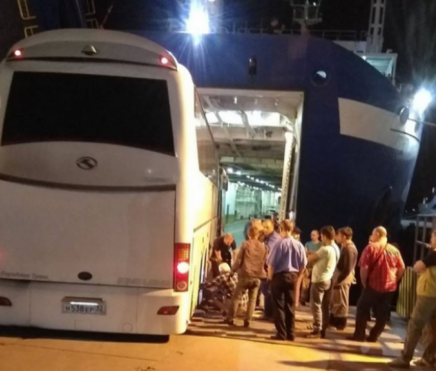  При въезде на крымский паром на Кубани застрял рейсовый автобус 
