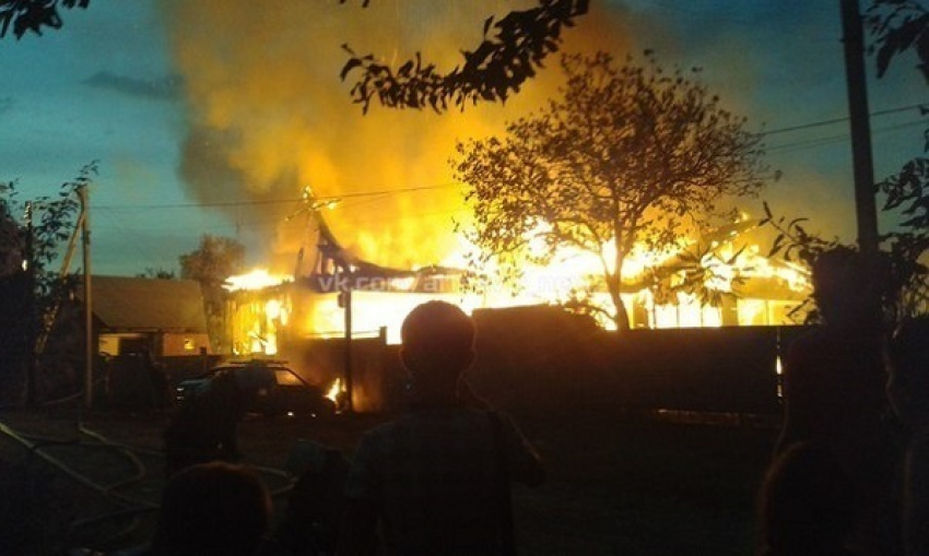 В Армавире сгорели дом и автомобиль