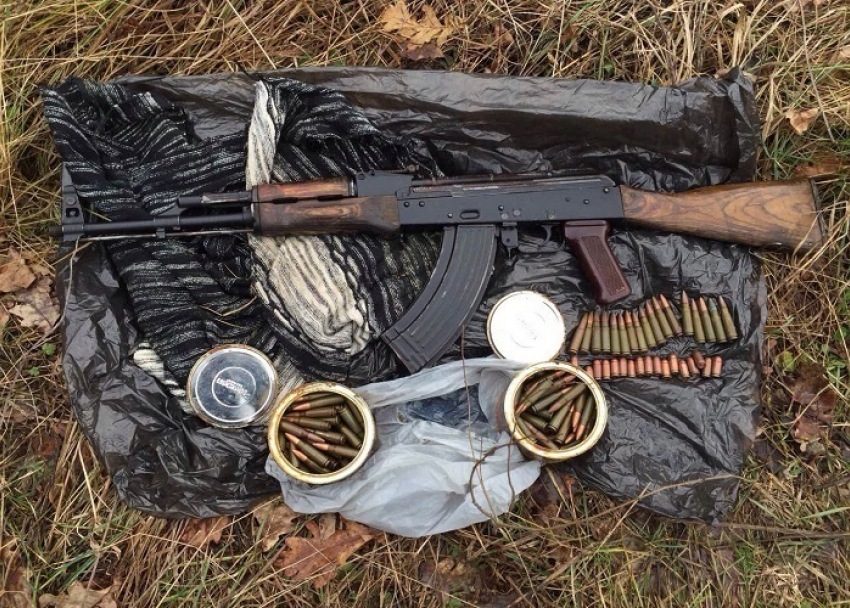 Сотрудники ФСБ обнаружили тайник с оружием на Кубани