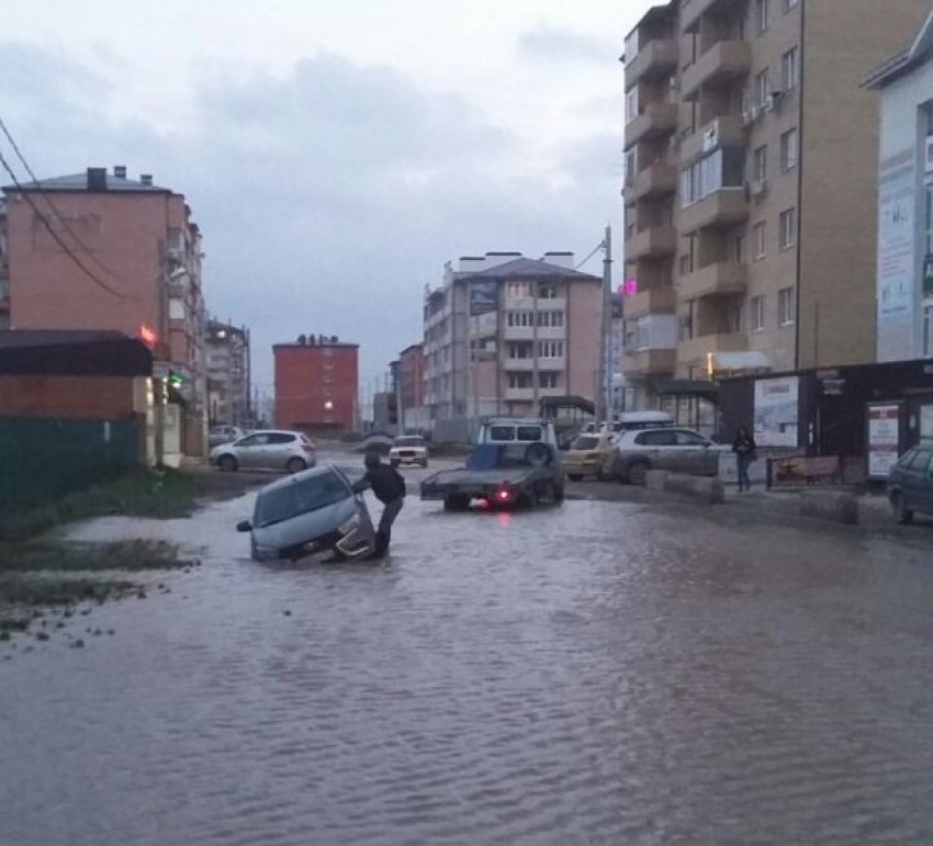  На Парижской в Краснодаре после дождя утонула машина 