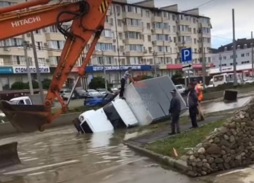 Грузовик утонул в огромной луже после ливня в Краснодаре