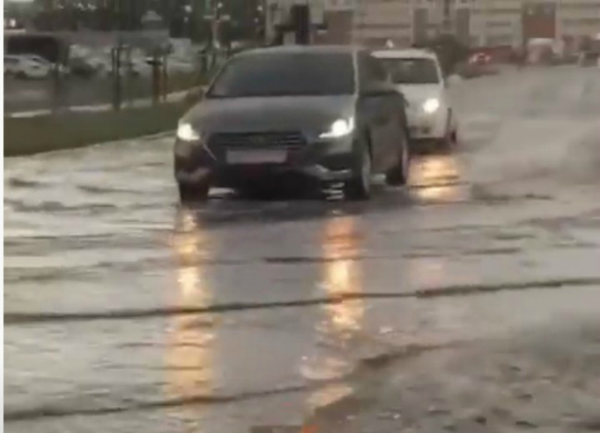 Долгожданный дождь в Краснодаре затопил одну из улиц
