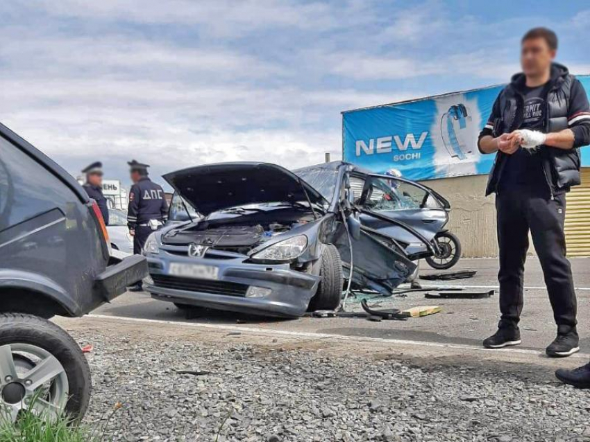 В Сочи после ДТП в салоне автомобиля зажало пенсионера