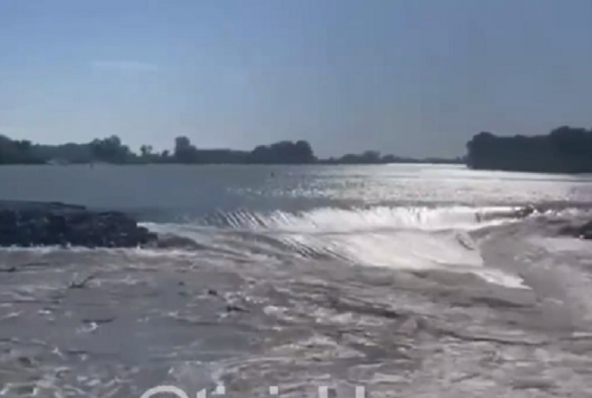 Появилось видео размыва дамбы Фёдоровского гидроузла под Краснодаром