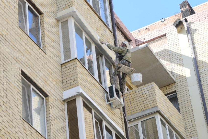 В горевшем доме на улице Российской в Краснодаре вставляют окна 