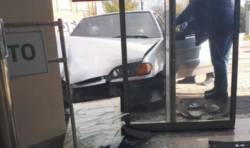  Машина в Армавире протаранила магазин 