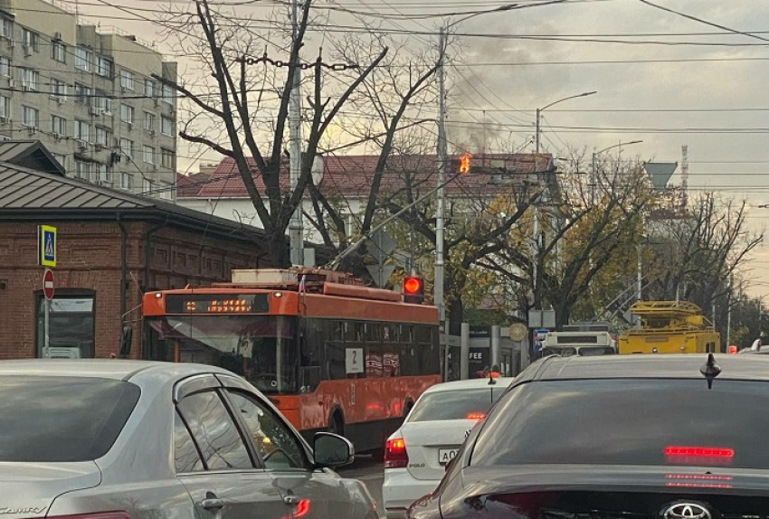 В Краснодаре из-за пожара остановились трамваи и троллейбусы