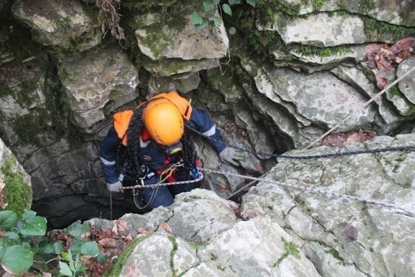 В Сочи спасатели помогли мужчине подняться из пещеры