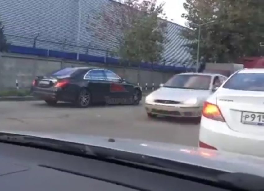  В Краснодаре огромную пробку автомобилисты массово объезжают по «встречке» 