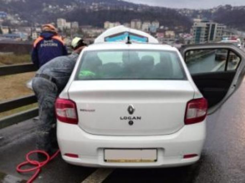 Утром в Сочи спасатели вытащили зажатого в авто после ДТП мужчину