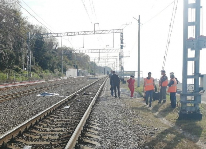 Момент смертельного наезда поезда на школьницу в Сочи попал на видео