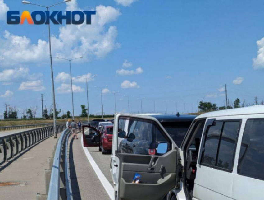 Желающие уехать в Крым встали в километровые пробки в Краснодарском крае 