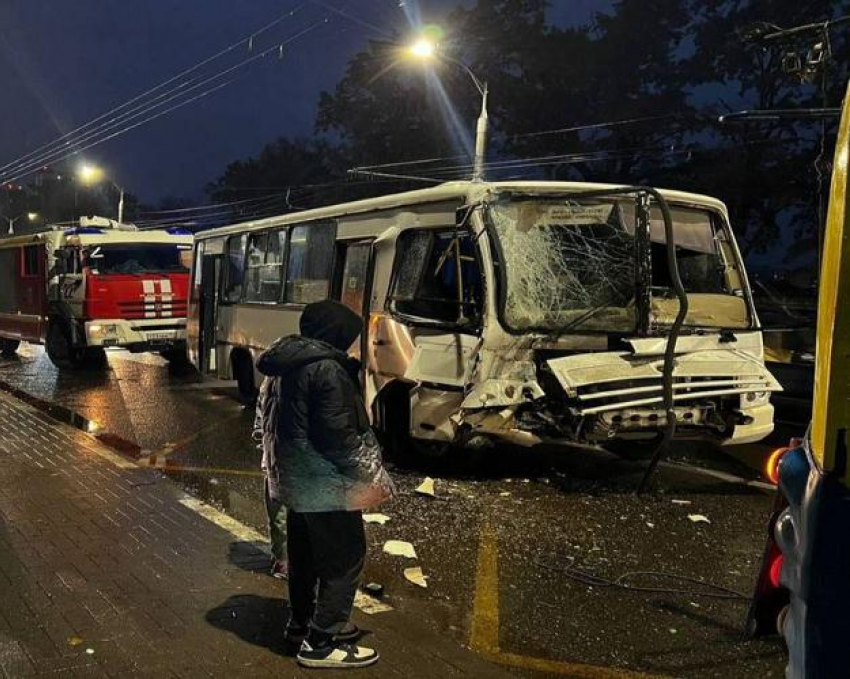 В Краснодаре девять человек госпитализировали после столкновения автобуса и троллейбуса