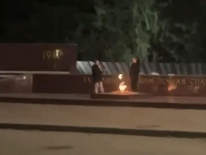 Дети устроили барбекю на пламени Вечного огня на Кубани