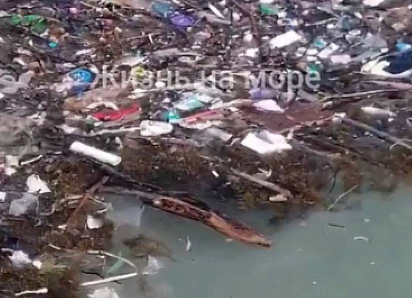 Чёрное море завалили мусором