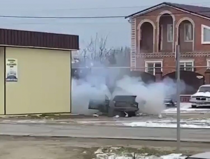 Уголовное дело возбудили на двух мужчин после взрыва ВАЗа на Кубани - видео