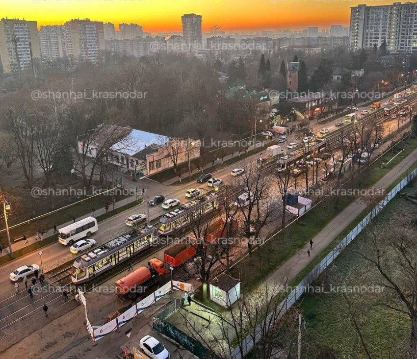 Движение трамваев на Московской в Краснодаре закрыли из-за очередного провала грунта 