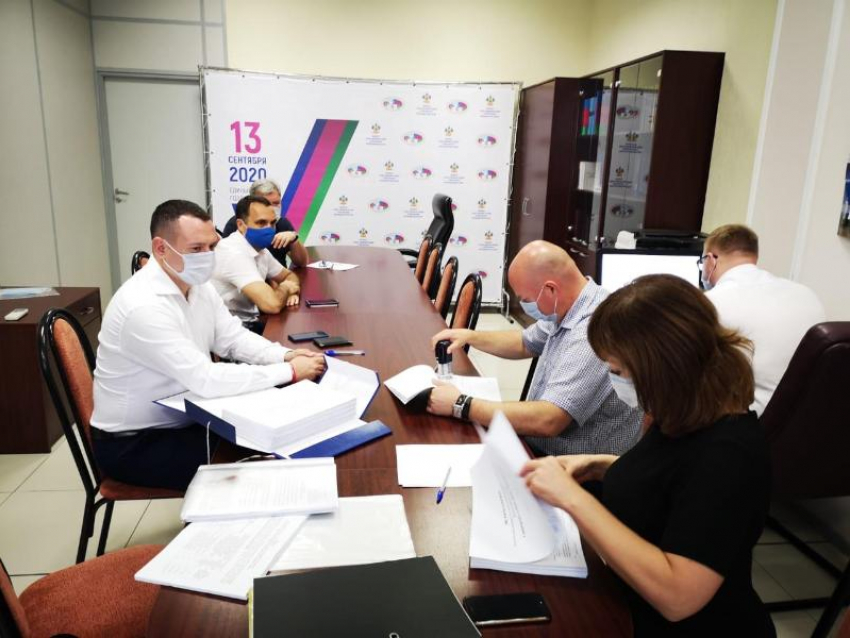 Кандидат в губернаторы Краснодарского края Александр Сафронов сдал документы в краевой избирком