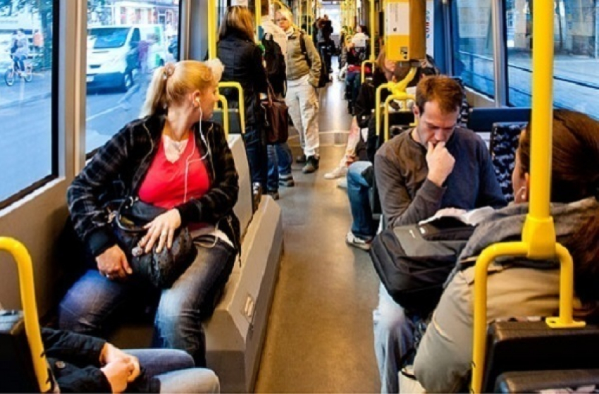 В Краснодаре пассажиров автобусов поздравляют с Днем влюбленных