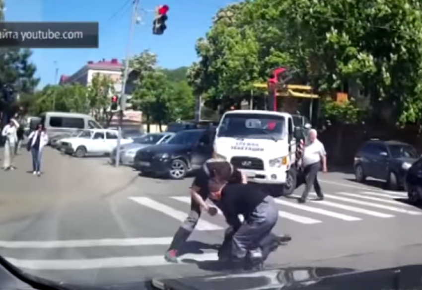 В центре Туапсе эвакуаторщики избили водителя «Хонды», который сломал им дворник